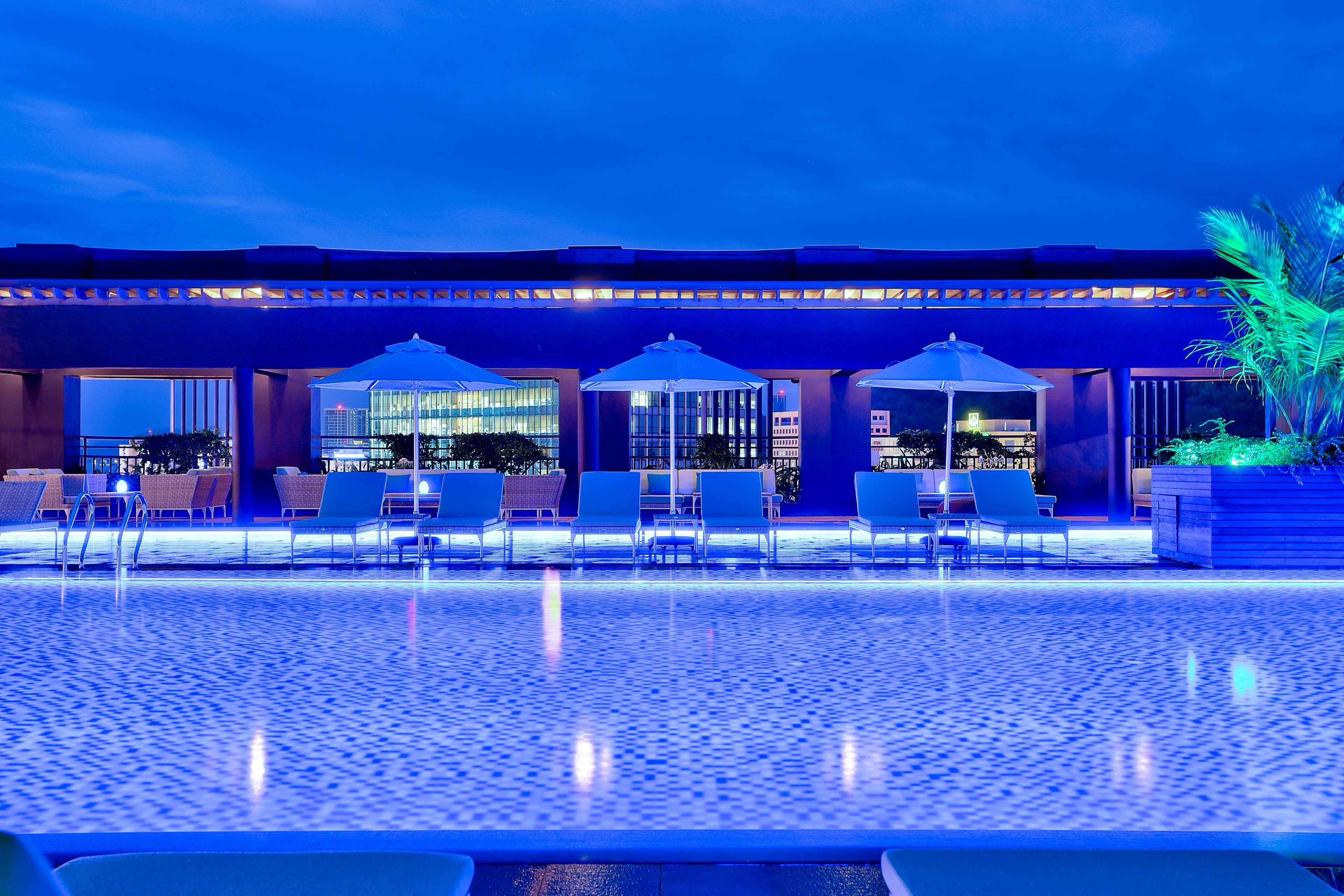 Hotel Hilton Kota Kinabalu Esterno foto The pool at the hotel