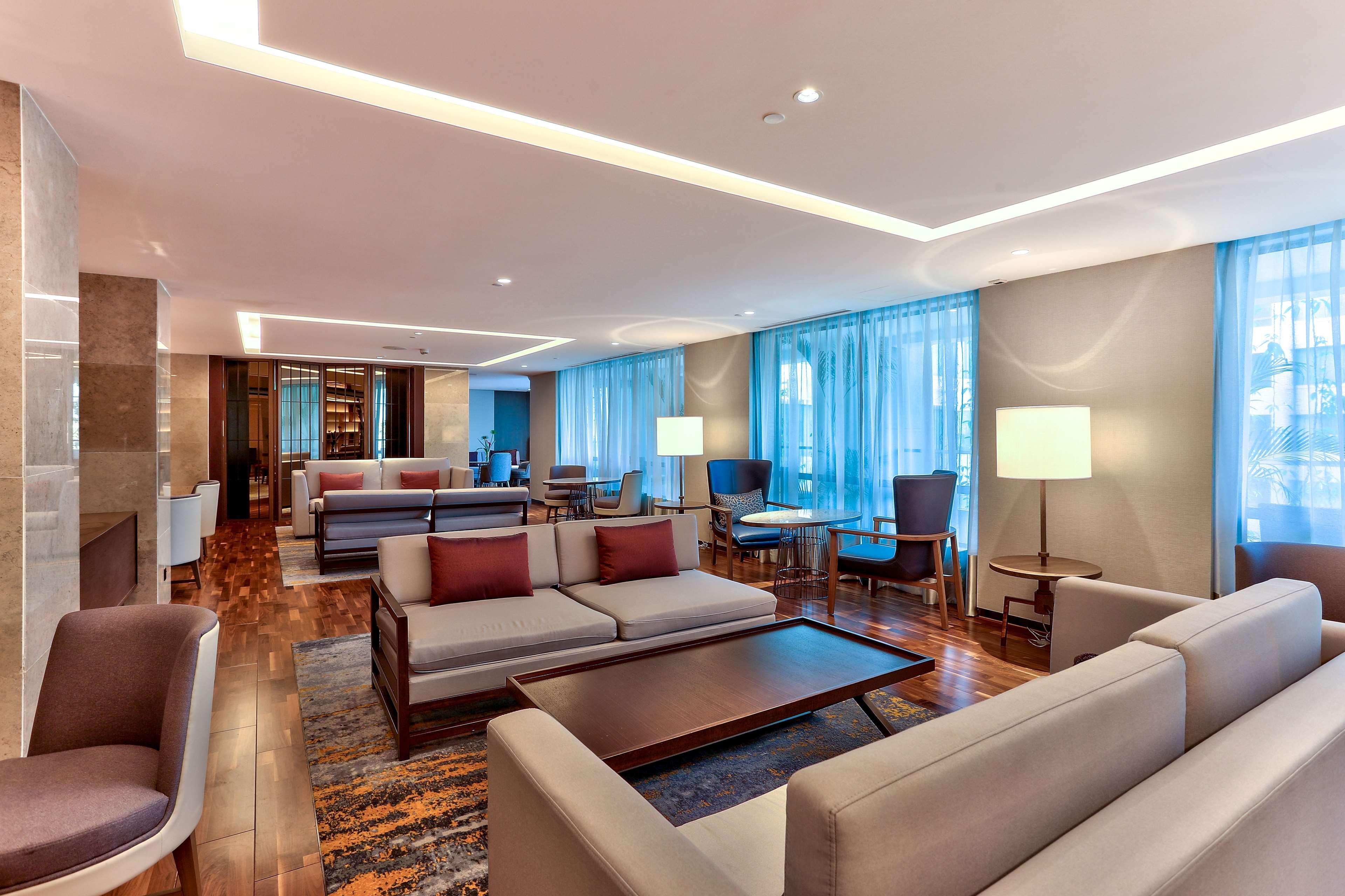 Hotel Hilton Kota Kinabalu Esterno foto The lounge at the airport