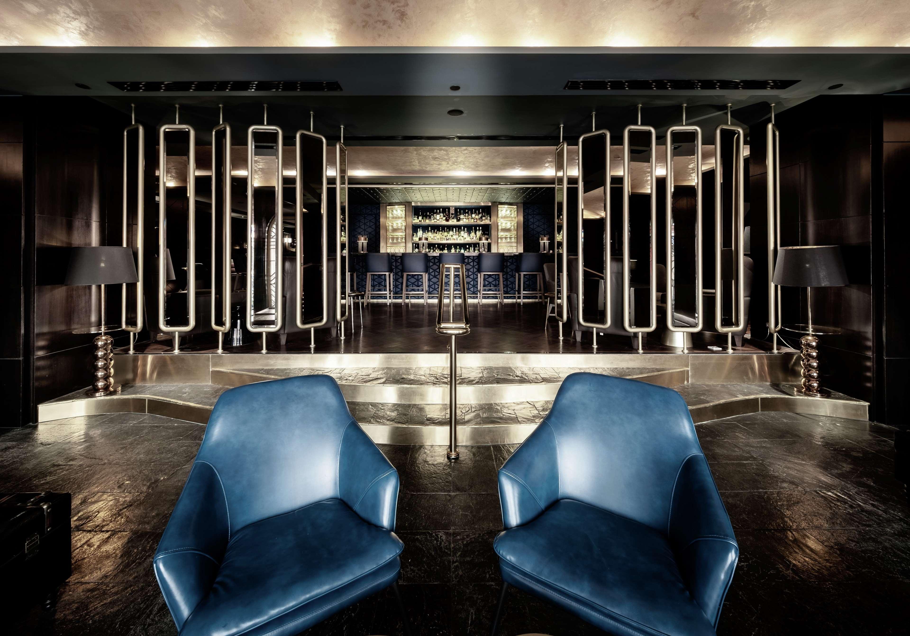 Hotel Hilton Kota Kinabalu Esterno foto The bar at the 100 Queen's Gate