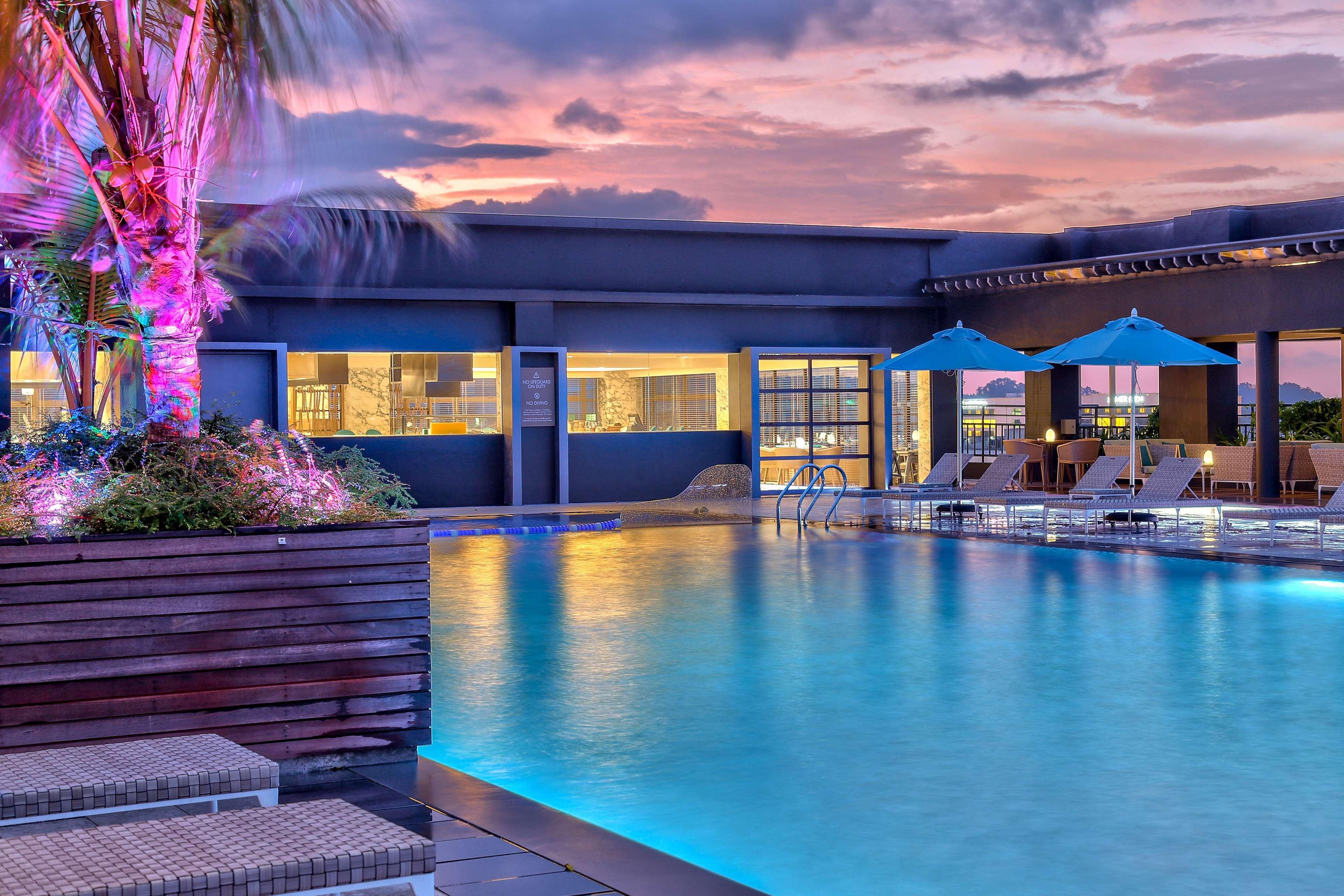Hotel Hilton Kota Kinabalu Esterno foto The swimming pool at the hotel