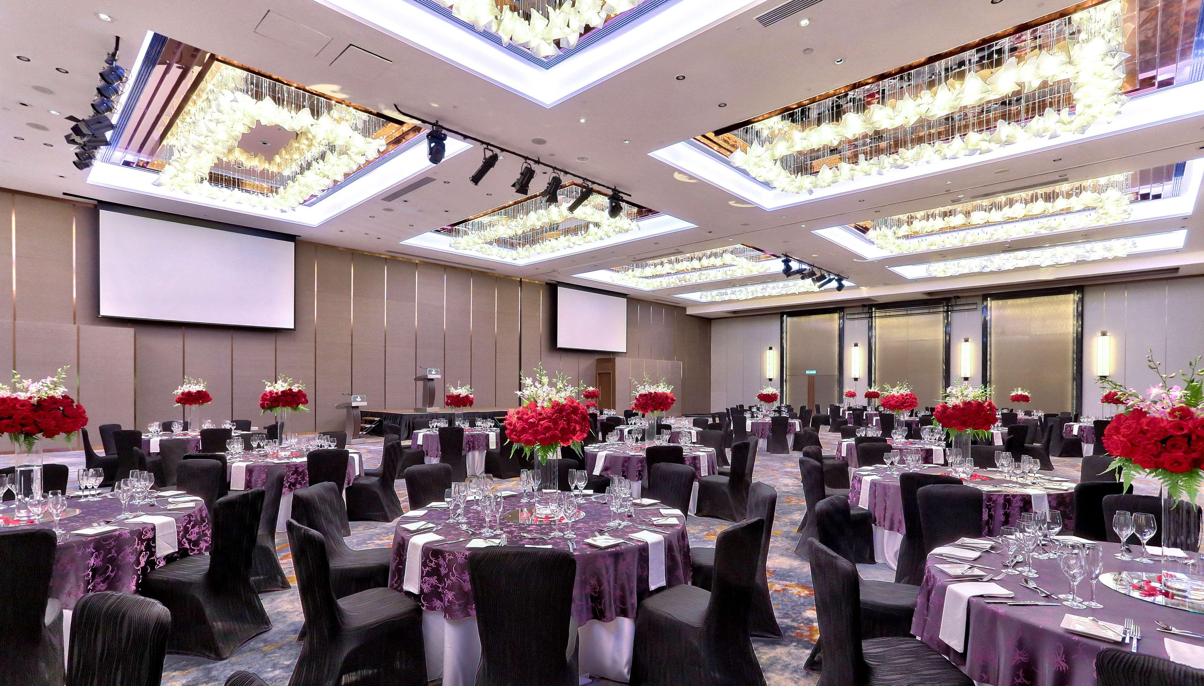 Hotel Hilton Kota Kinabalu Esterno foto The ballroom of the hotel