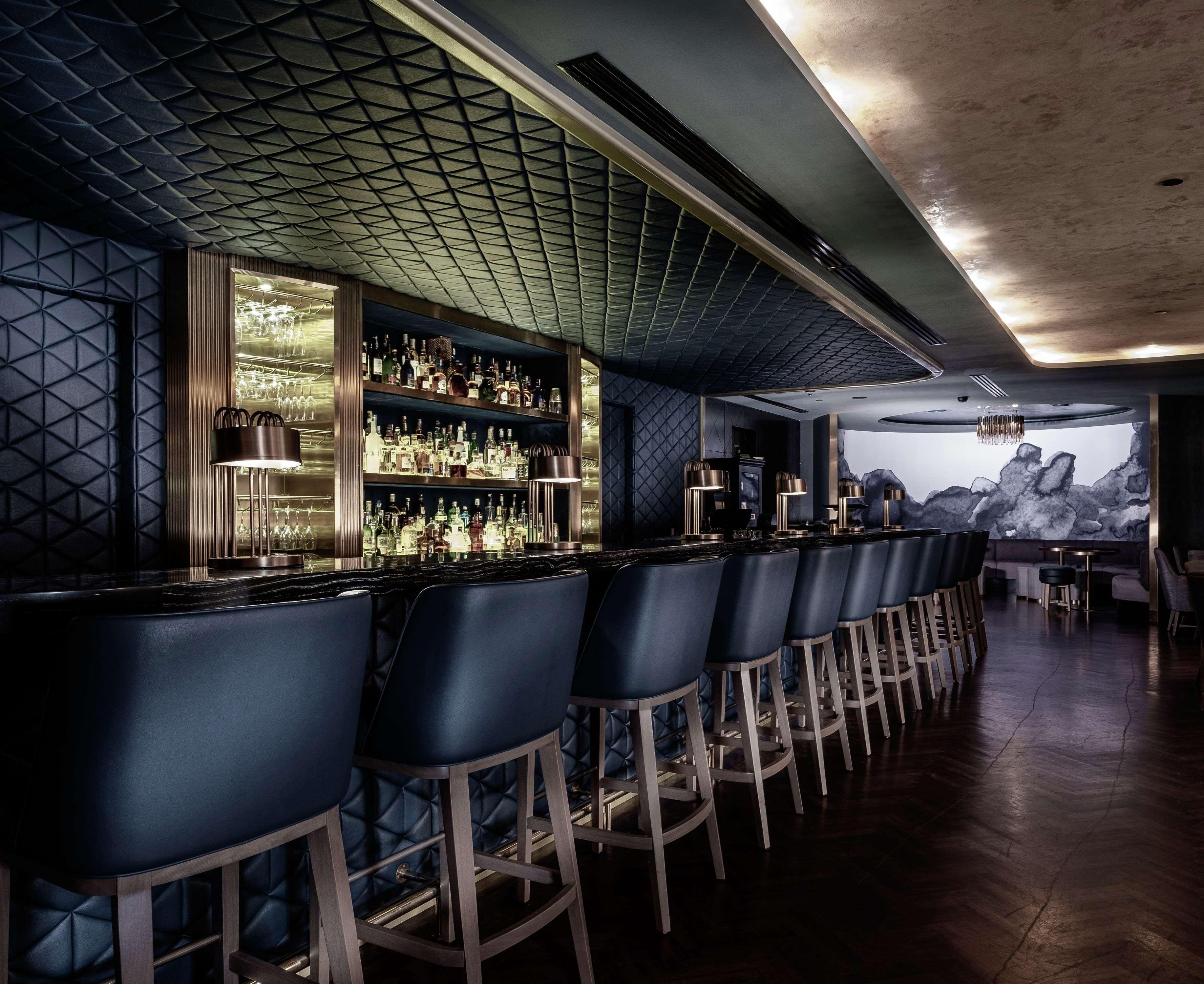Hotel Hilton Kota Kinabalu Esterno foto The bar at the 1905 Bar