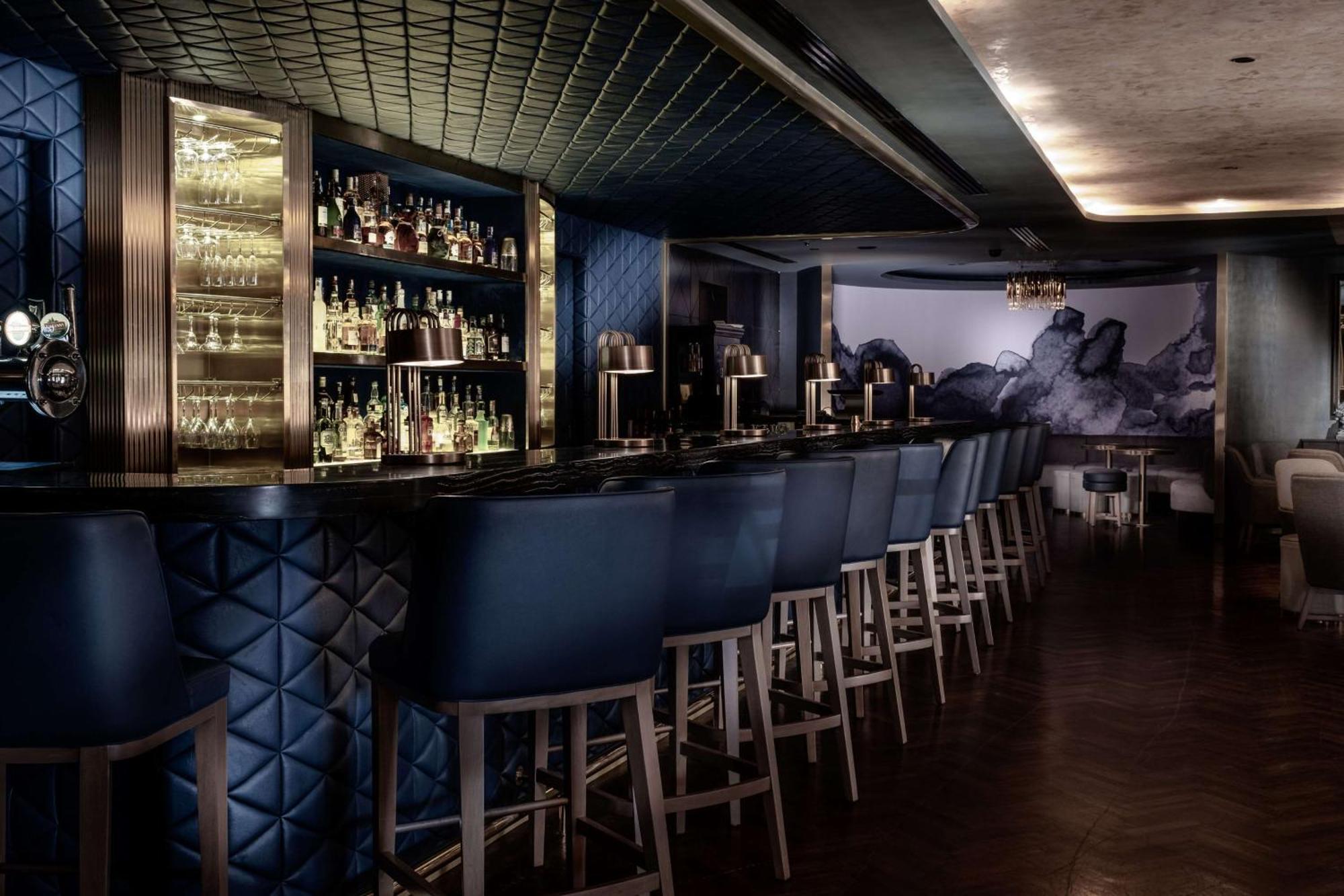 Hotel Hilton Kota Kinabalu Esterno foto The bar at the Mandarin Oriental, New York
