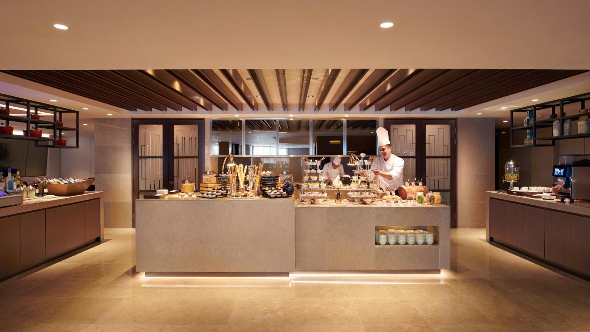 Hotel Hilton Kota Kinabalu Esterno foto The buffet at the lounge