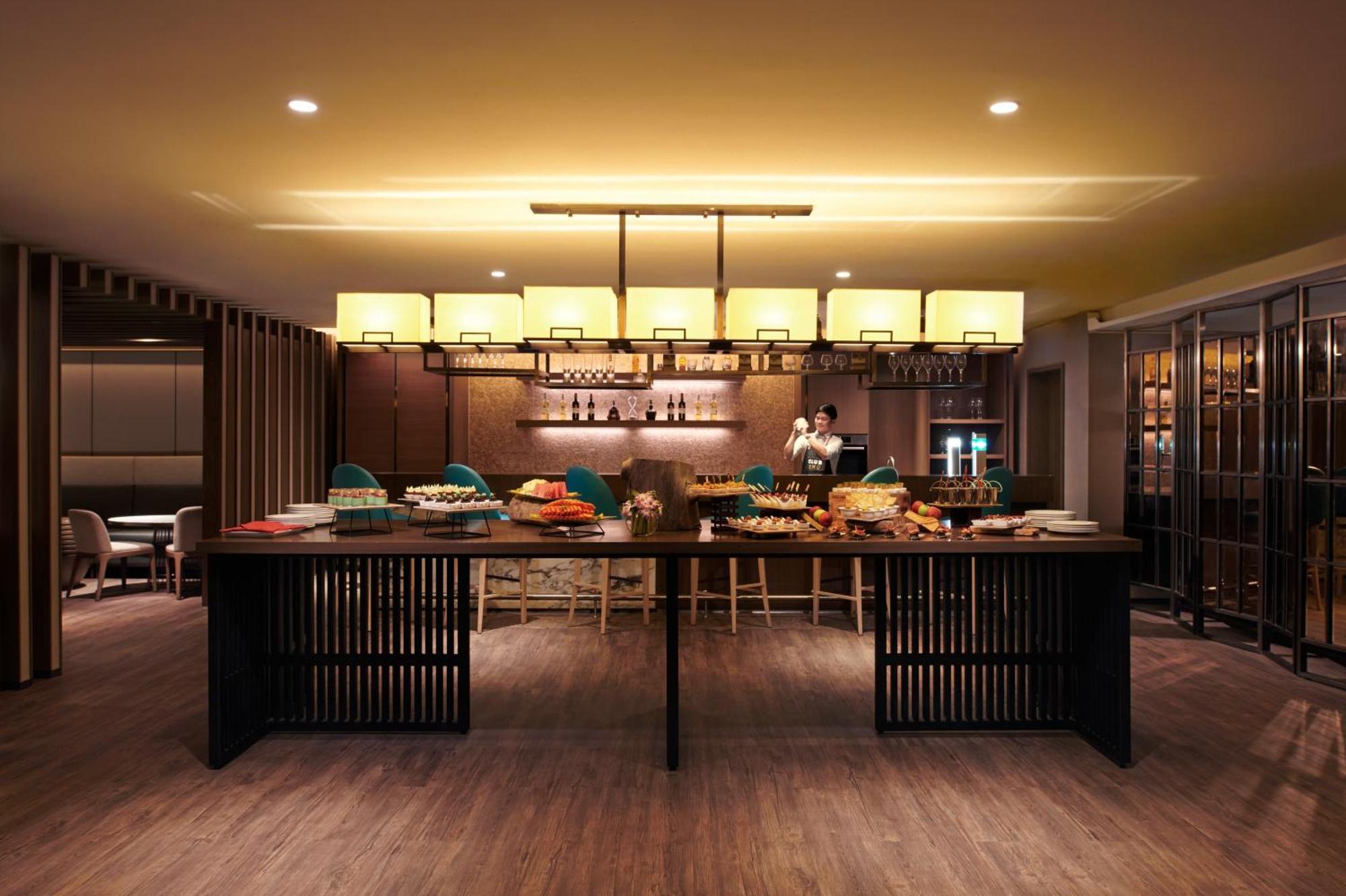 Hotel Hilton Kota Kinabalu Esterno foto The lounge at Changi Airport