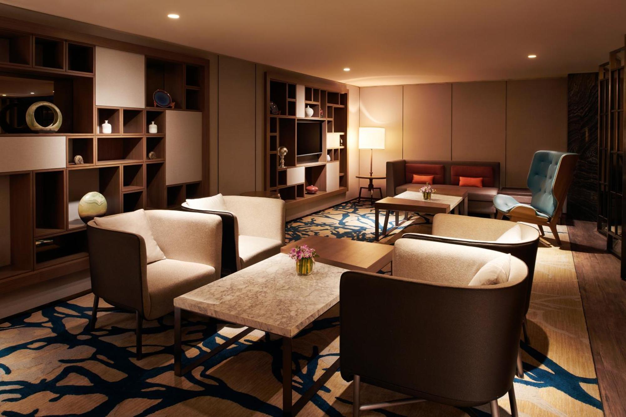 Hotel Hilton Kota Kinabalu Esterno foto The Club lounge at Hong Kong International Airport